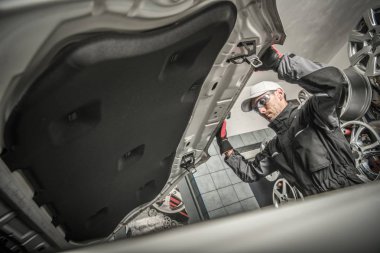 Araba mekanik açılış araç Hood. Otomatik hizmet anlayışı. Beyaz teknisyen.