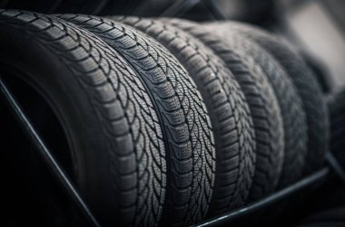 Yeni ve ikinci el araba lastikleri mağaza raf üzerinde. Otomotiv Servisi.
