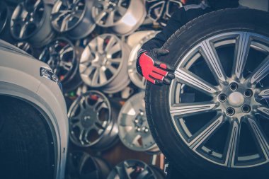Malzeme çekme yeni alaşım jantlar. Araba servisi tamircisi büyük spor programı araç tekerleği ile.