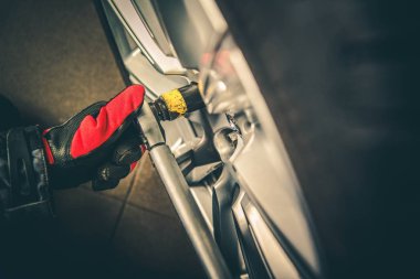 Araç tekerlek lastiği değişim Closeup fotoğraf. Araba tekerlek kaldırma cıvata.