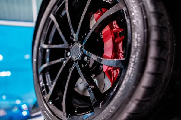 Siyah alaşımlı jant portre. Bayilik Showroom yepyeni bir araba. Otomotiv Tema.