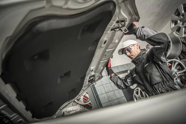 Capucha Vehículo Apertura Mecánica Coche Concepto Servicio Automático Técnico Caucásico —  Fotos de Stock