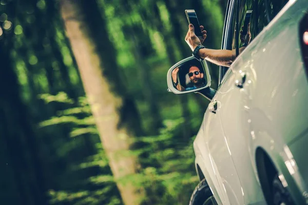 Anrufempfang Verloren Kaukasische Männer Versuchen Telefonsignal Finden Das Sein Smartphone — Stockfoto