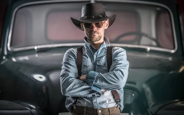 Män Och Den Klassiska Bilen Kaukasiska Cowboy Söker Kille Framför — Stockfoto