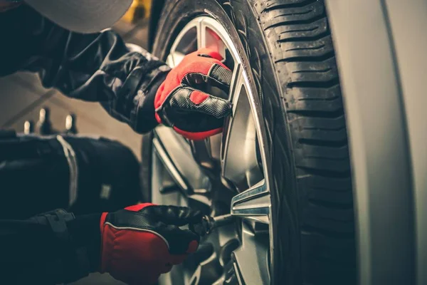 Saisonreifen Ersatz Automobil Foto Thema Reifenverkäufer Beendet Wechsel Der Autoräder — Stockfoto