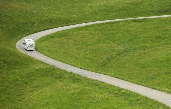 Camper Van Meadow Road Foto Aérea Industria Autocaravanas Viaje Por —  Fotos de Stock