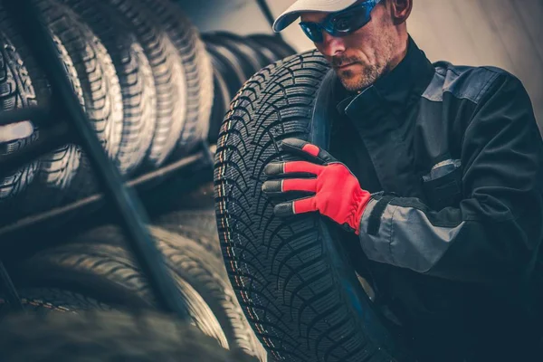 Auto Servis Pneumatik Náhradní Téma Kavkazská Pracovníka Jeho 30S Pohybující — Stock fotografie