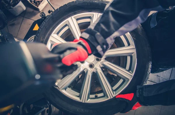 汽车轮胎硫化服务 从镁合金车轮上拆卸轮胎 顶部视图 汽车服务主题 — 图库照片