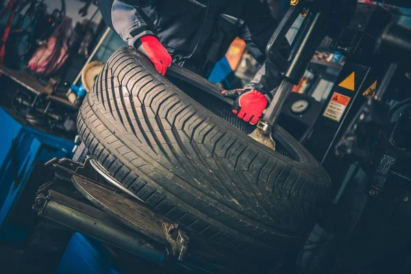汽车轮胎硫化 汽车维修工人及设备 — 图库照片