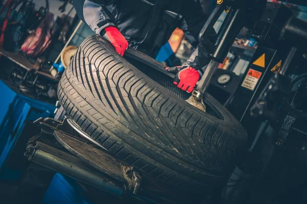 Pneumatico Auto Vulcanizzante Operaio Servizio Automatico Attrezzatura — Foto Stock