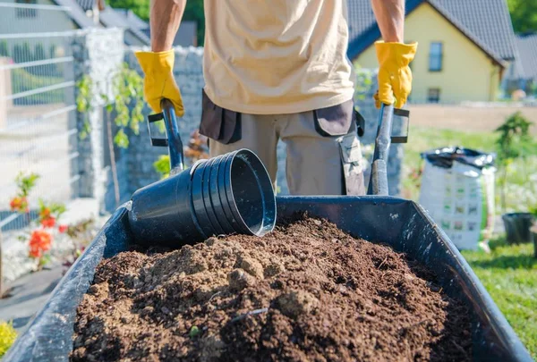 Kaukasische Männer Bauen Garten Indem Sie Erde Der Schubkarre Bewegen — Stockfoto