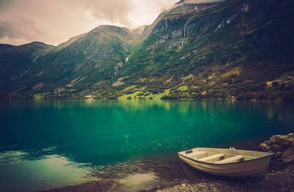 ボートと風光明媚なノルウェーのフィヨルドの風景 — ストック写真