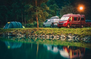 Norveç'te kamp karavan parkı. Waterfront kamp kamp Vanlar ve çadır ile.
