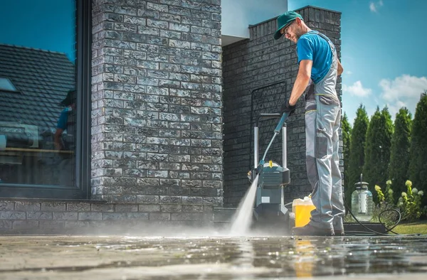 Lavadora Pressão Limpeza Frente Casa Homens Caucasianos Seus Anos Lavando — Fotografia de Stock