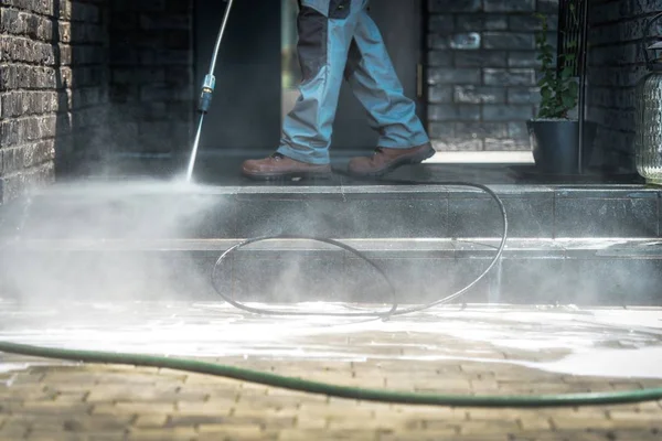 Hogedruk Reiniger Schoonmaken Tijd Mannen Schoonmaak Buiten Huis Trap Met — Stockfoto