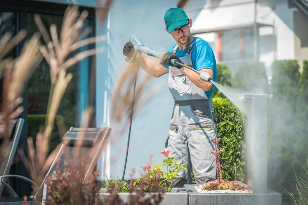 Lavado Presión Jardín Hombres Caucásicos Sus Años Limpieza Primavera —  Fotos de Stock