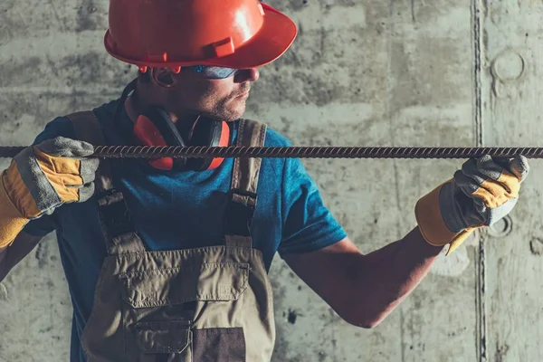 建設労働者の手で補強金物 産業テーマ — ストック写真