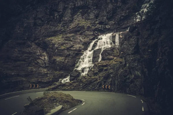 Scenic Mountain Road Noruega Rota Norueguesa Crua Com Cachoeira — Fotografia de Stock