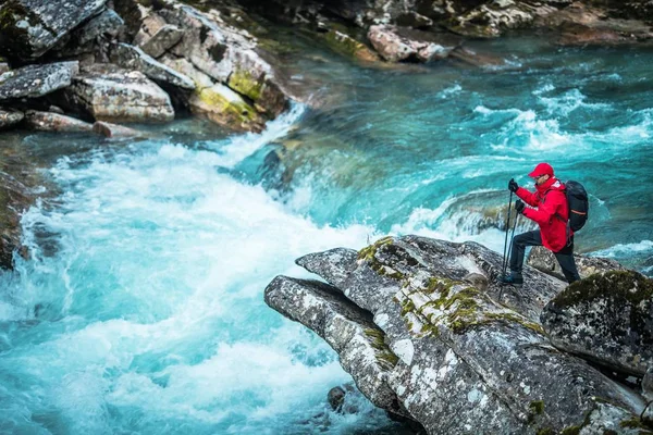 Vandrare Och Glaciala Floden Kaukasiska Män Framför Den Brusande Floden — Stockfoto