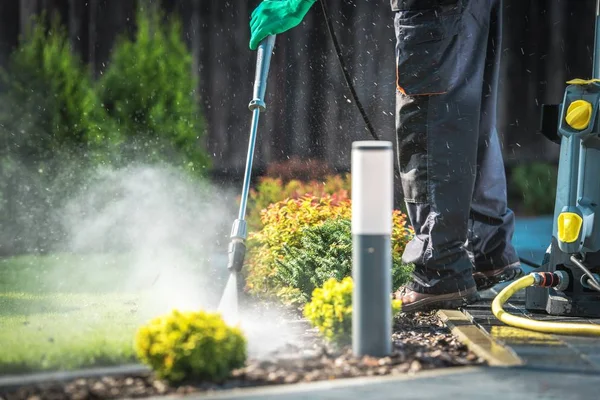 Achtertuin Tuin Paden Schoonmaken Met Hogedrukspuit — Stockfoto