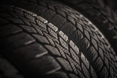 Yeni araba lastikleri Closeup fotoğraf raf. Sürüş güvenliği Tema.