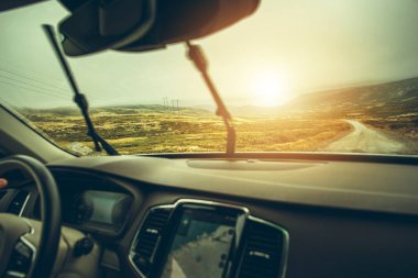 Yağmurlu kırsal çakıl yol gezisi. Doğal Norveç manzara.