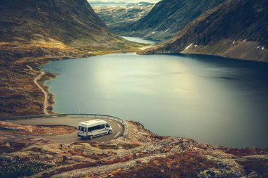 RV Camper doğal manzaralı yola gidiyoruz. Ham Norveç peyzaj ve Camper Van eğlence araç Geiranger ünlü köyü yakınındaki sarma dağ yolda.