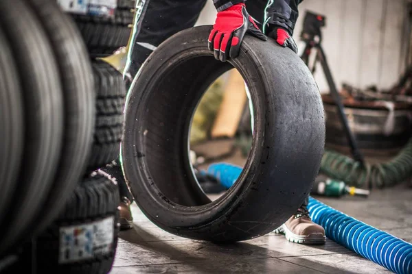 Pneu Slick Motorsport Caucasiano Service Worker Com Slick Racing Pneu — Fotografia de Stock