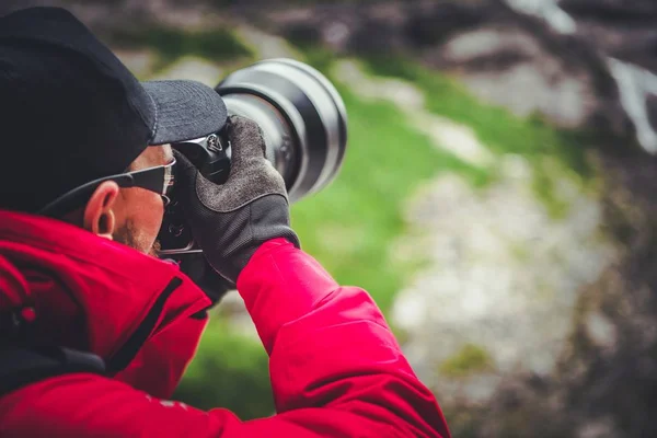 Outdoor Photographer Jobbet Kaukasiska Män Med Digitalkamera Och Teleobjektiv Närbild — Stockfoto
