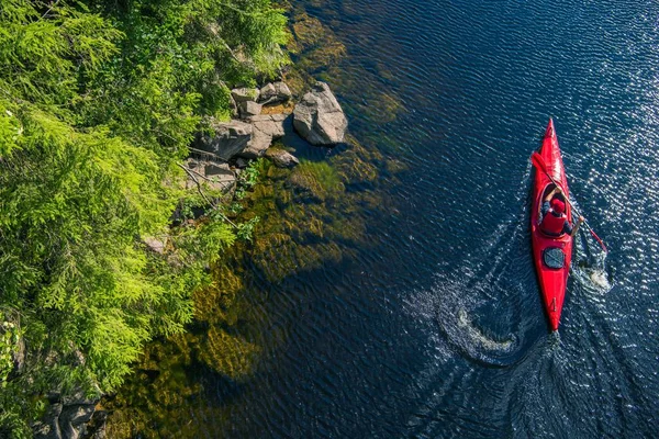 Fluss Kajakfahrer Luftaufnahme Kaukasischer Sportler Roten Kajak Paddelt Auf Dem — Stockfoto