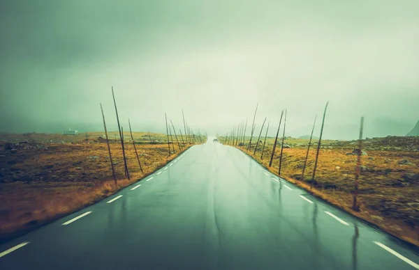 Mountain Road Através Natureza Selvagem Norueguesa Foggy Rainy Weather Ahead — Fotografia de Stock