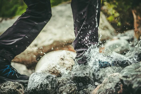 Berg Wandelaar Geraakt Het Water Met Zijn Waterdichte Schoenen Juiste — Stockfoto