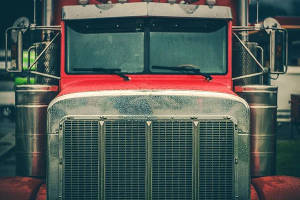 Κόκκινο Ημι Φορτηγό Chrome Σχάρα Closeup Θέμα Μεταφοράς Βαρέως Τύπου — Φωτογραφία Αρχείου