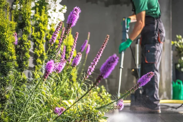 Limpieza Del Jardín Primavera Con Limpiador Lavado Presión Mantenimiento Jardines —  Fotos de Stock