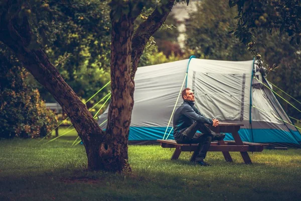 Tienda Verano Camping Relax Hombres Caucásicos Relajándose Banco Madera Frente —  Fotos de Stock