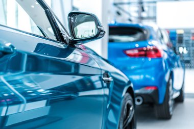 Araba satıcısı Showroom görüntüleme. Satılık yepyeni arabalar müşteri bekliyor. Otomotiv Sanayi.