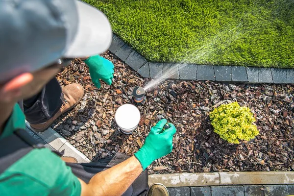 Gazon Sprinkler Door Professional Tuin Irrigatie Technicus Aan Passen Bovenaanzicht — Stockfoto