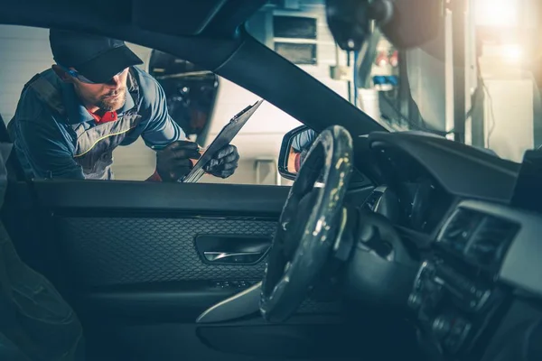 Auto Service Worker Inspectie Voor Kilometers Aan Boord Van Foutcodes — Stockfoto