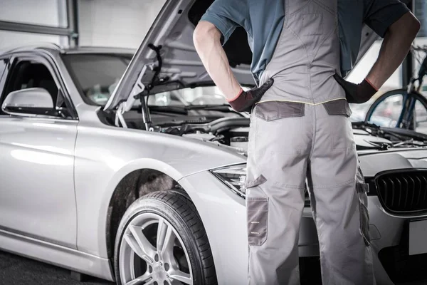 Modern Car Warranty Recall Fix Механик Перед Транспортным Средством Авторизованном — стоковое фото