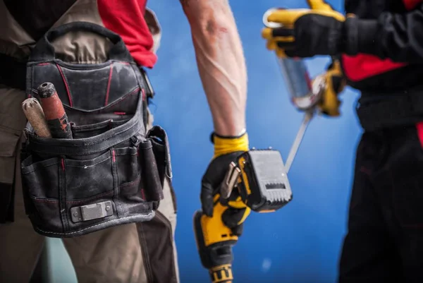 Trabalho Equipe Construção Dois Empreiteiros Caucasianos Trabalhadores Fechar Foto — Fotografia de Stock