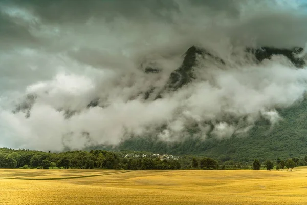 Zachmurzony Scenic Krajobraz Norweski Pobliżu Trolli Deszczowa Pogoda Góry — Zdjęcie stockowe