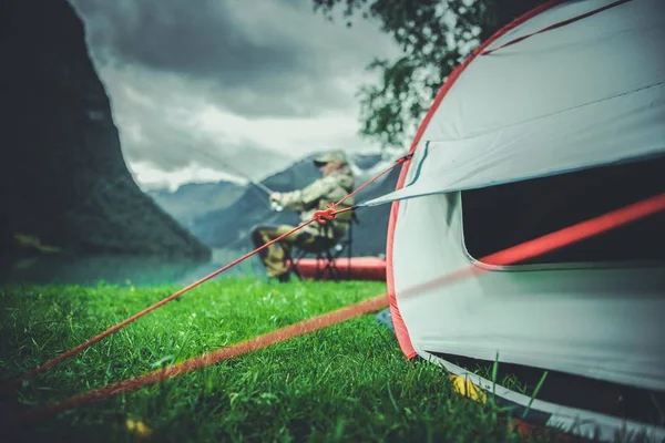 Flugfiske Camping Tid Fiskaren Och Hans Tält Campingplats — Stockfoto