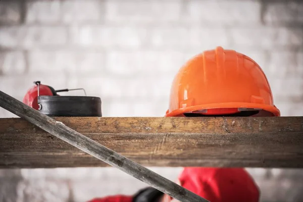 Área Construcción Sombreros Duros Casco Plástico Naranja Viga Madera — Foto de Stock