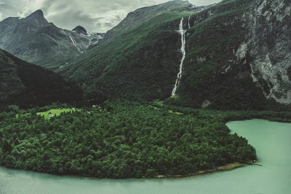 滝と風光明媚なノルウェー氷河風景 — ストック写真