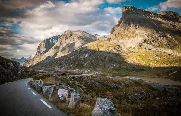 Norwegian Scenic Road Trollstigen Paisaje Alpino Crudo Verano Noruega —  Fotos de Stock