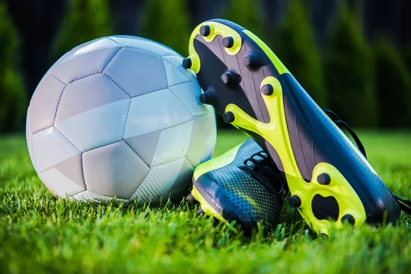 Concepto Torneo Fútbol Con Bola Fútbol Moderna Zapatos Jugador Cleats —  Fotos de Stock