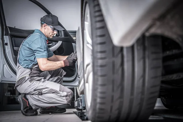 Подержанный Автомобиль Ремонте Кавказский Автомеханик Ищет Потенциальные Проблемы Внутри Транспортного — стоковое фото