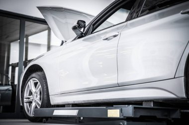 Modern araç bakım Oto servisi. Açık Hood motoru onay.