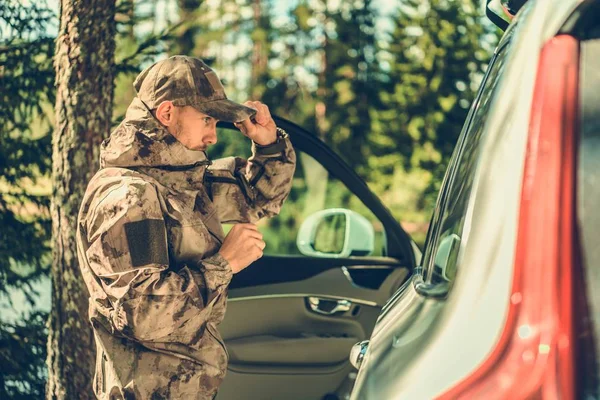 Trabajador Forestal Caucásico Conversando Con Conductor Que Ingresó Ilegalmente Sección —  Fotos de Stock