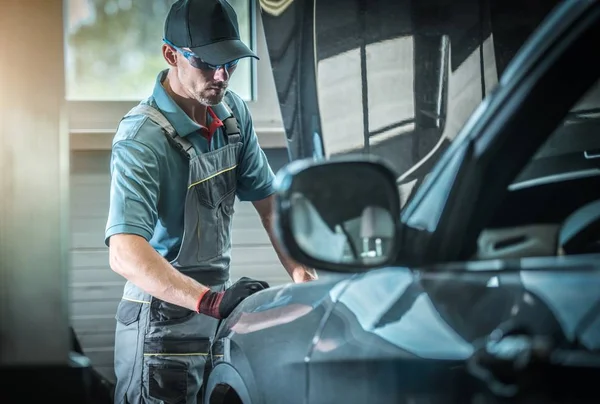 Mechanik Samochodów Kaukaski Mocowania Pojazdu Wewnątrz Auto Service Center — Zdjęcie stockowe